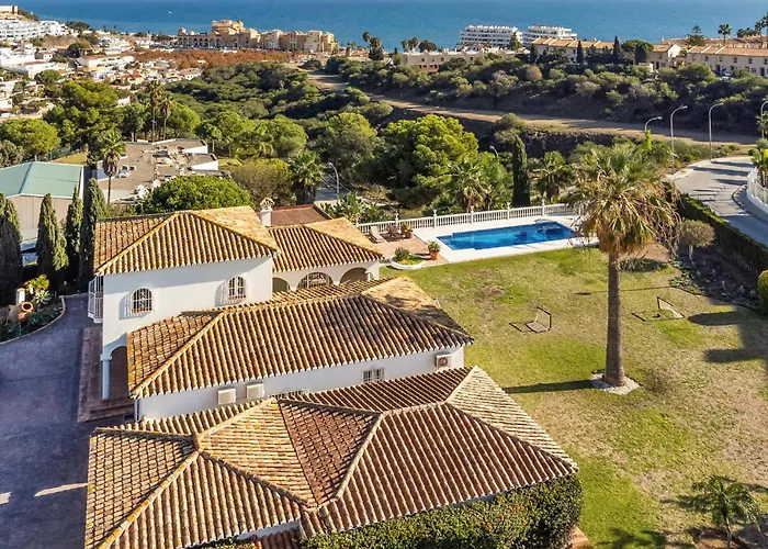 6 Bedroom Stunning Home In Las Lagunas De Mijas