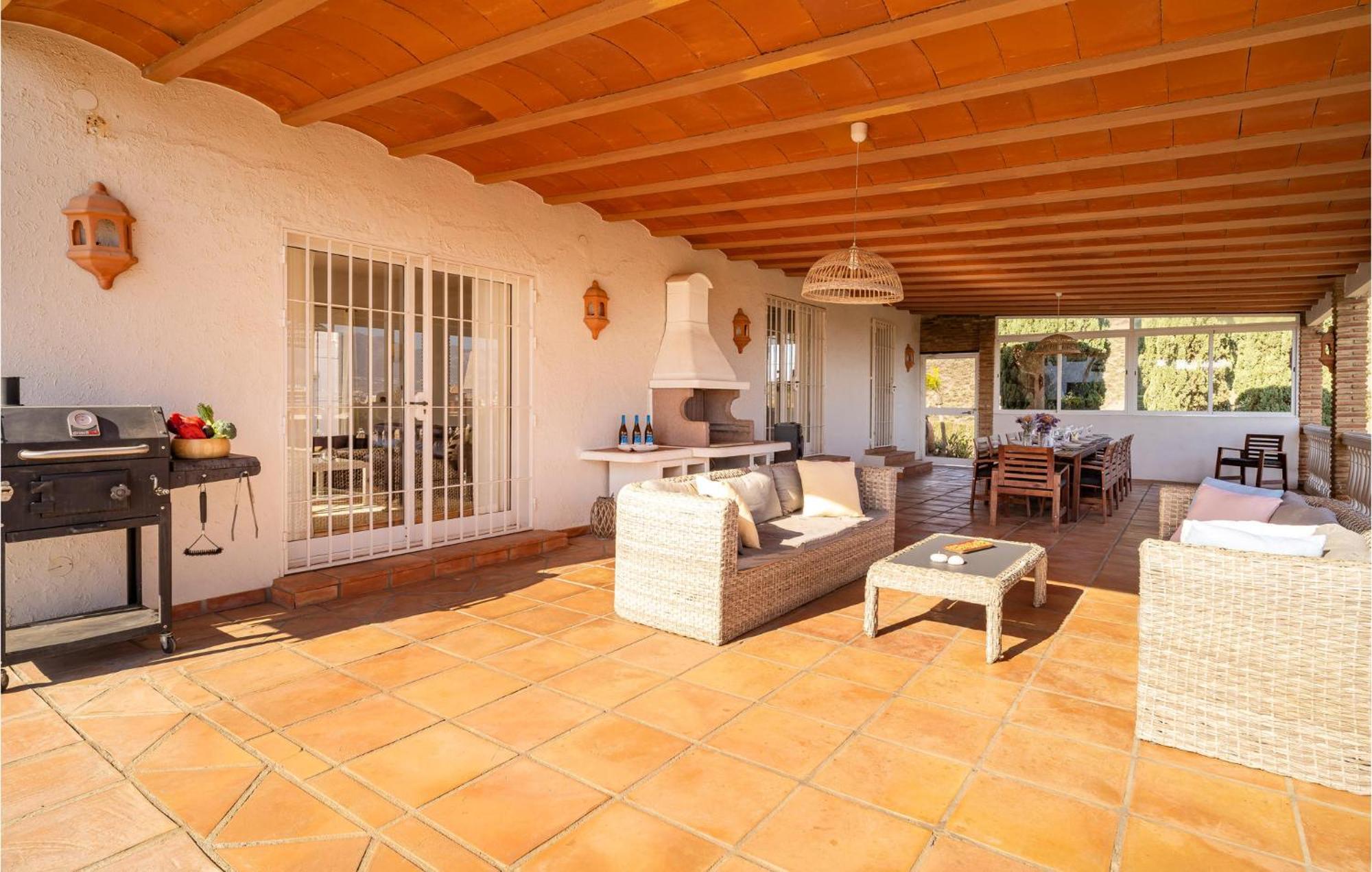 6 Bedroom Stunning In Lagunas De Mijas Feriehus