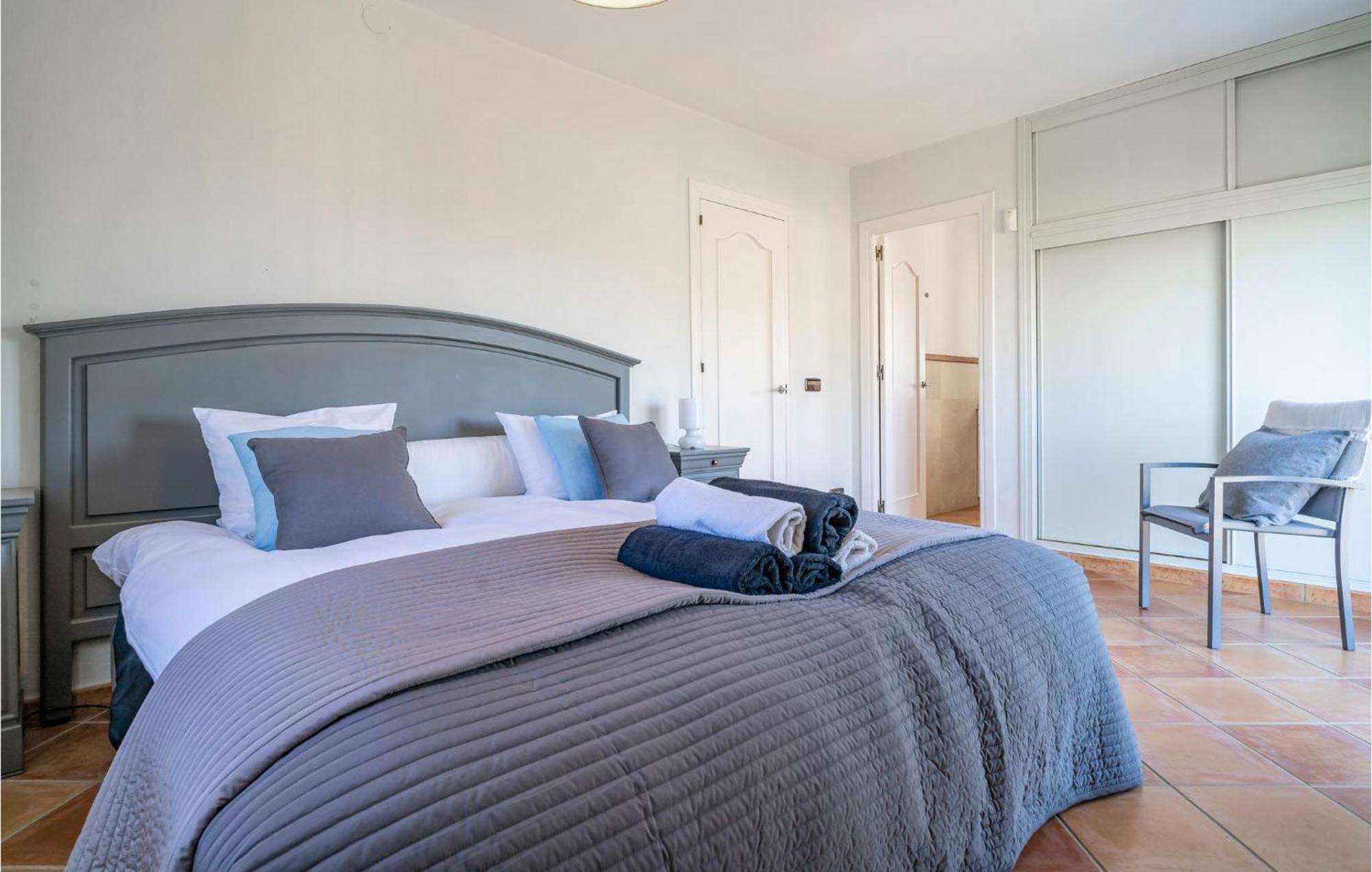 6 Bedroom Stunning In Lagunas De Mijas Feriehus